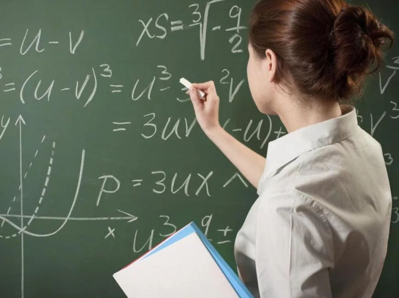 Девушка рещшает математическую задачу у доски